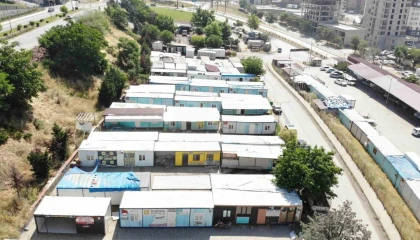 Kahramanmaraşta esnafa verilen konteynerler kaldırılmaya başlandı