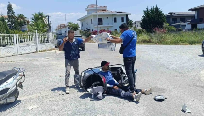 Kaza yapan mesai arkadaşlarını güneşten korumaya çalıştılar