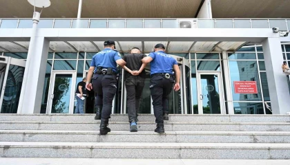 Kırmızı bültenle aranan hükümlü havalimanında yakalandı