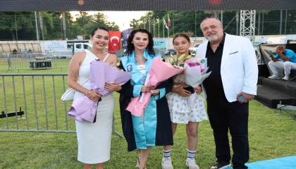 Kızının kanseri yendiği gün üniversiteden dereceyle mezun oldu
