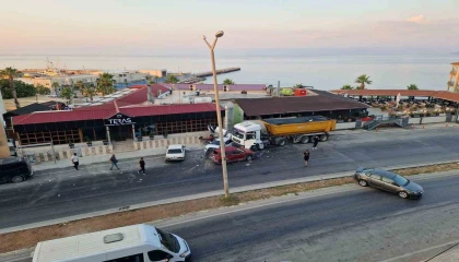 Kontrolden çıkan kamyon, park halindeki araçları biçti