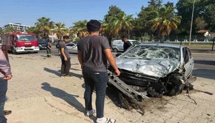 Kontrolden çıkan otomobil refüjdeki bariyerlere çarptı: 1 yaralı