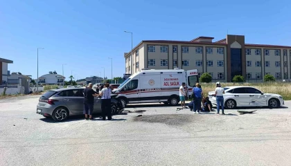 Kontrolsüz kavşakta çarpışan otomobillerin sürücüleri yaralandı
