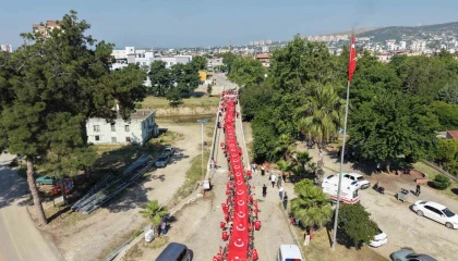 Kozanda 106 metrelik bayrakla kurtuluş coşkusu