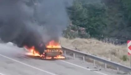 Kozanda otomobil alev alev yandı, 13 yaşındaki Ömerin duyarlılığı takdir topladı