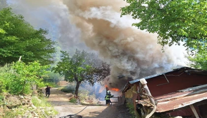 Kozanda yayla evindeki yangın ormana sıçradı, ekipler müdahale ediyor