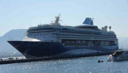 Lüks kruvaziyer bin 749 turist ile Alanya iskelesine demir attı