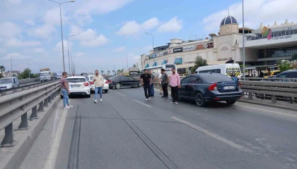 Manavgatta 4 aracın karıştığı zincirleme kaza