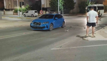 Manavgatta iki otomobil çarpıştı, sürücüler kazayı yara almadan atlattı
