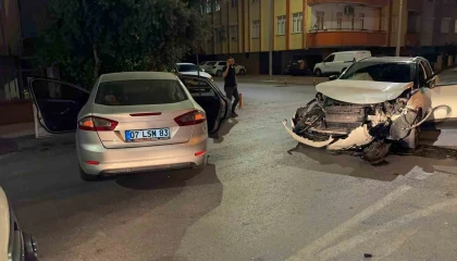 Manavgatta otomobiller çarpıştı: 4 yaralı