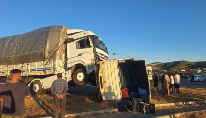 Manavgatta tır ile kamyonetin çarpıştığı kazada 1 kişi yaralandı