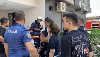 Mersinde 10 katlı binada yangın: Sağlık ekipleri dumandan etkilenenlere müdahale etti