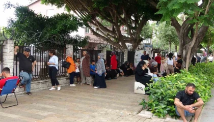 Mersinde 25 bin 965 öğrenci için LGS başladı: Çocuklar içerde aileleri dışarda ter döktü