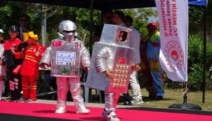 Mersinde atıklar tasarıma dönüştü, çocuklar podyuma çıktı