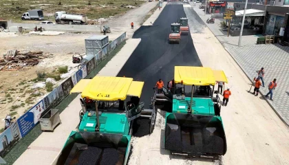 Mersinde bozulan yollar sıcak asfaltla yenilendi