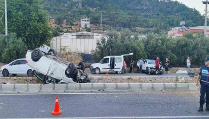 Mersinde kaza yapan otomobil takla attı: 2 yaralı