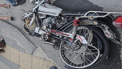 Mersinde otomobille çarpışan motosiklet sürücüsü ağır yaralandı