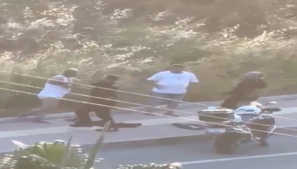 Mersinde üst aramasında polislere direnen şahıslar ile polisler arasında arbede