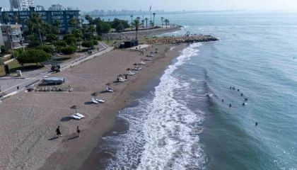 Mezitli Belediyesinden sahillerde ücretsiz şezlong hizmeti