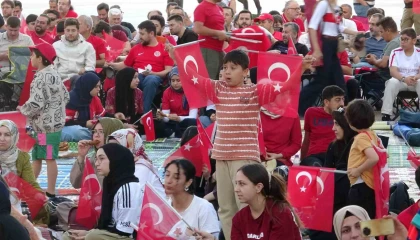 Milli maç heyecanını İHL bahçesinde dev ekranda izlediler