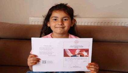 Minik Öykü karnesine kavuştu, gözyaşları sevince dönüştü