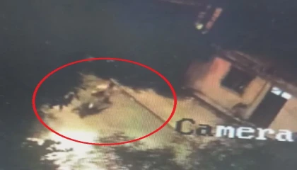 Motosikleti rahat tavırlarla çalan hırsızın o anları kamerada