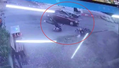 Motosikletlinin ölümden döndüğü kaza kamerada