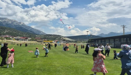 Öğrenciler uçurtma şenliğinde gökyüzünü renklendirdi