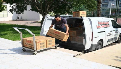 Öğrencilerin yeni sezonda kırtasiye malzemeleri Kemer Belediyesinden