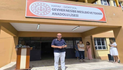 Öğrencilerinden helallik alarak emekliye ayrılan 38 yıllık öğretmene alkışlı veda