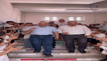 Osmaniyede 44 yıllık öğretmen çiçekler ve meşalelerle emekliliğe uğurlandı