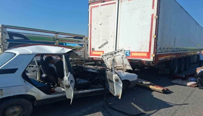 Osmaniyede otomobil tıra çarptı: 3ü çocuk 5 yaralı