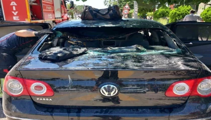 Osmaniyede otomobilde çıkan yangın itfaiyenin müdahalesiyle söndürüldü