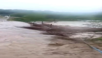 Osmaniyede sağanak yağış sonrası dere taştı