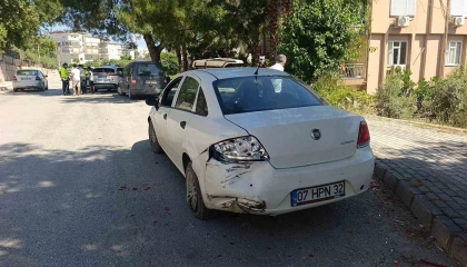 Otomobil, park halindeki araca çarptı: 1 yaralı