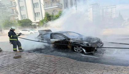 Otomobil saniyeler içinde alev topuna döndü, yangın tüpü ve hortumlar işe yaramadı
