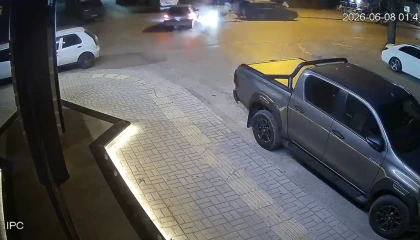 Otomobille çarpışan motosiklettekiler, metrelerce uçup park halindeki aracın bagajına çarptı