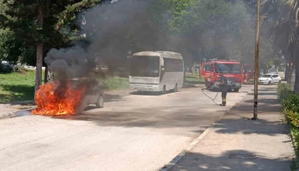 Park halinde yanan otomobil kullanılmaz hale geldi