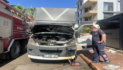 Park halindeki nakliye kamyonunda motor yangını