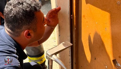 Parmağı kapıya sıkışan çocuğun imdadına itfaiye yetişti