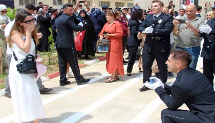 Polis yemin töreninin ardından sürpriz evlilik teklifi