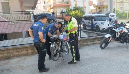 Polisi karşısında görünce motosikleti bırakıp kaçtı