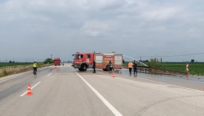 Saman yüklü pikap alev aldı, sürücü ve yanındakiler son anda kurtuldu