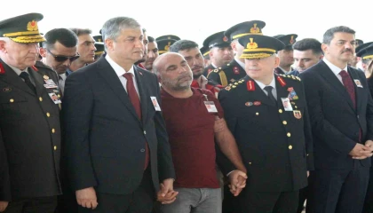 Şehit babası yürekleri dağladı, oğlunun tabutuna koşup öptü