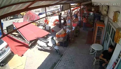 Serikte hortum paniği: Üzerine tente devrilen vatandaşın yardımına çevredekiler yetişti