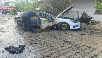 Seyir halindeyken alev topuna döndü, sürücü son anda kendini dışarı atarak kurtuldu