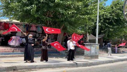 Tarsusta milli heyecan caddelere taştı
