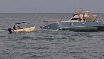 Teknede mahsur kalanları kurtarmak için giden balıkçı teknesi de arızalandı