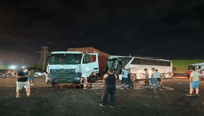 Tır ile işçi servisi çarpıştı: 12 yaralı