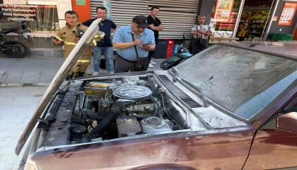 Tofaş aracın motor kısmında çıkan yangın büyümeden söndürüldü